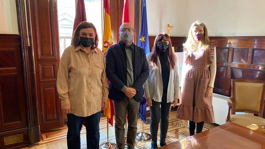 Representantes del club Dragones de Lavapiés en la Junta Municipal, junto al concejal de Centro y la coordinadora del distrito, el día de la firma del convenio