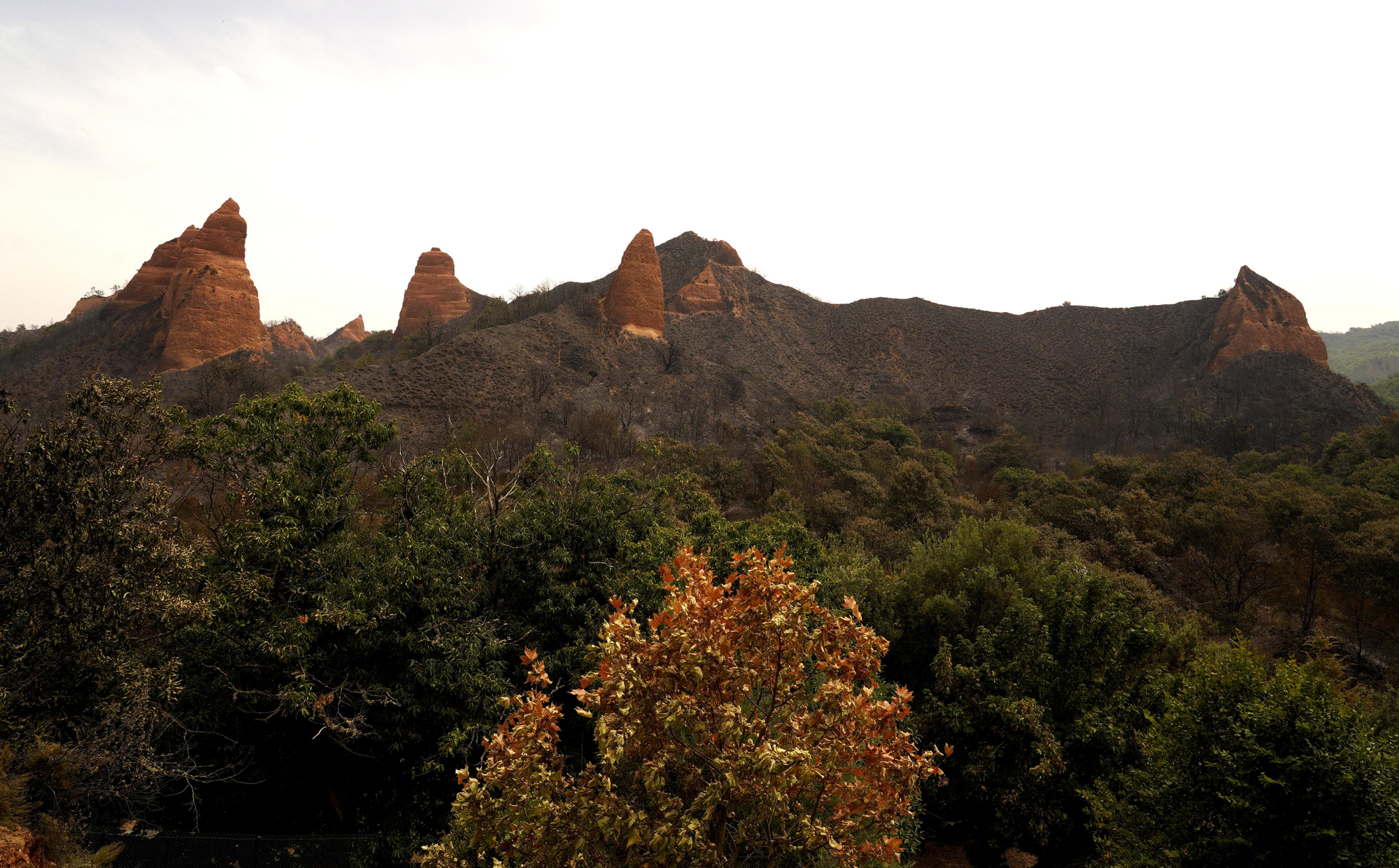 Las Médulas y sus pueblos enseñan los rescolgos de su tragedia, en imágenes