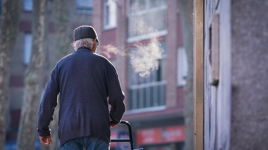 Archivo - Un hombre camina por la calle.- Archivo