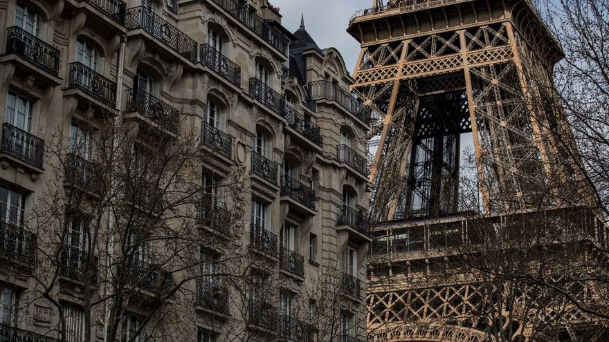 Fotografía que muestra una parte de la torre Eiffel, en París (Francia). EFE/ Ian Langsdon/Archivo