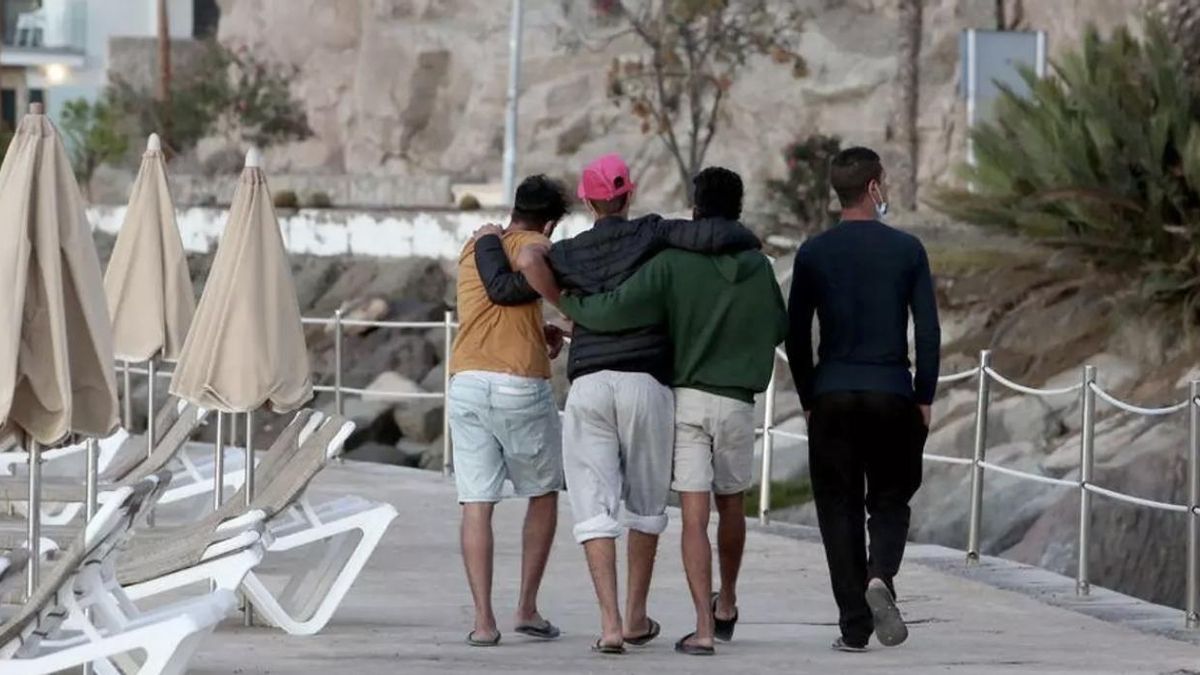 Un grupo de menores migrantes en el sur de Gran Canaria Alejandro Ramos