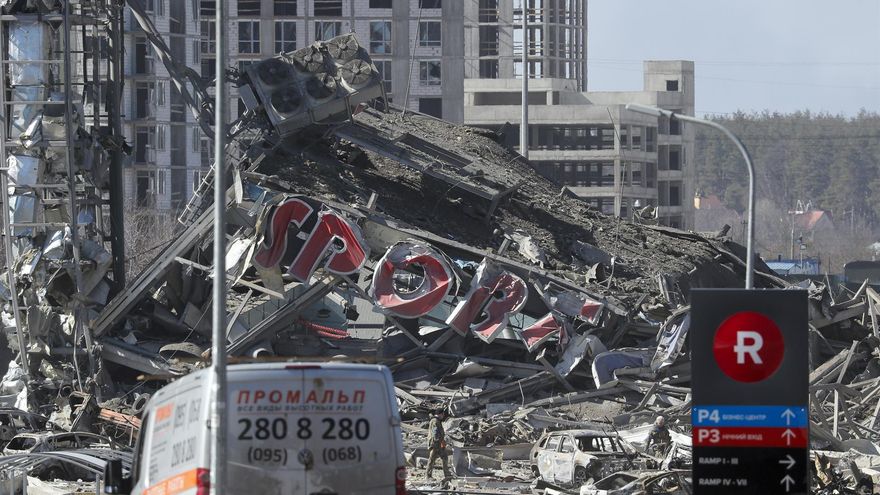 Muere una periodista rusa en un bombardeo contra un centro comercial en Kiev