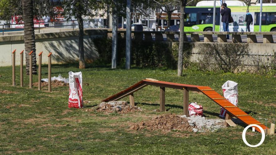 El Ayuntamiento instala un parque canino en el Vial Norte y prevé otros tres nuevos en la ciudad