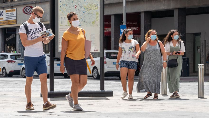 Turistas en el entorno de las Setas de la Encarnación el pasado agosto