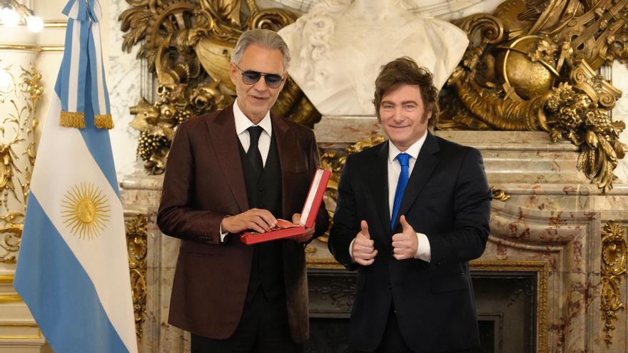 Javier Milei condecora al tenor italiano Andrea Bocelli en Argentina