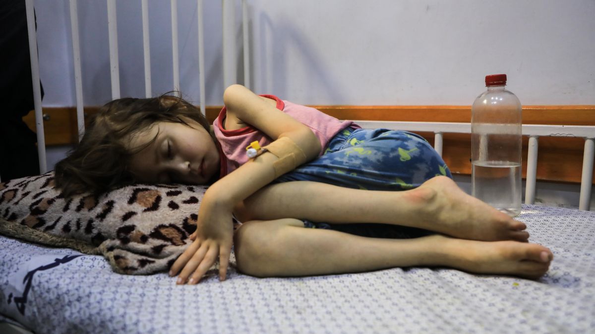 Niña desnutrida yace en una cama en el Hospital de Asociación de Amigos de los Pacientes en Gaza