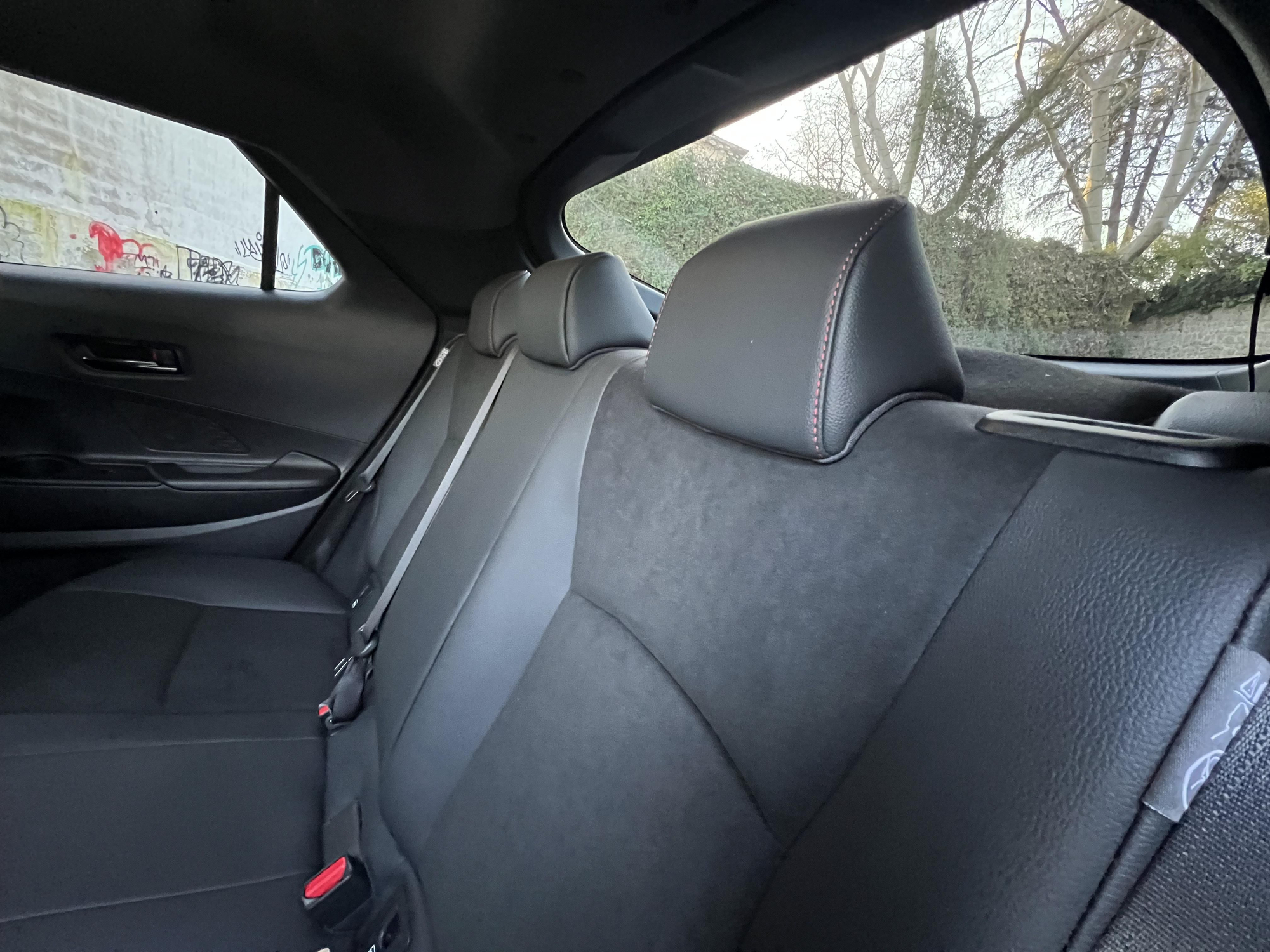 Las plazas traseras ofrecen poco espacio para un vehículo de su segmento.