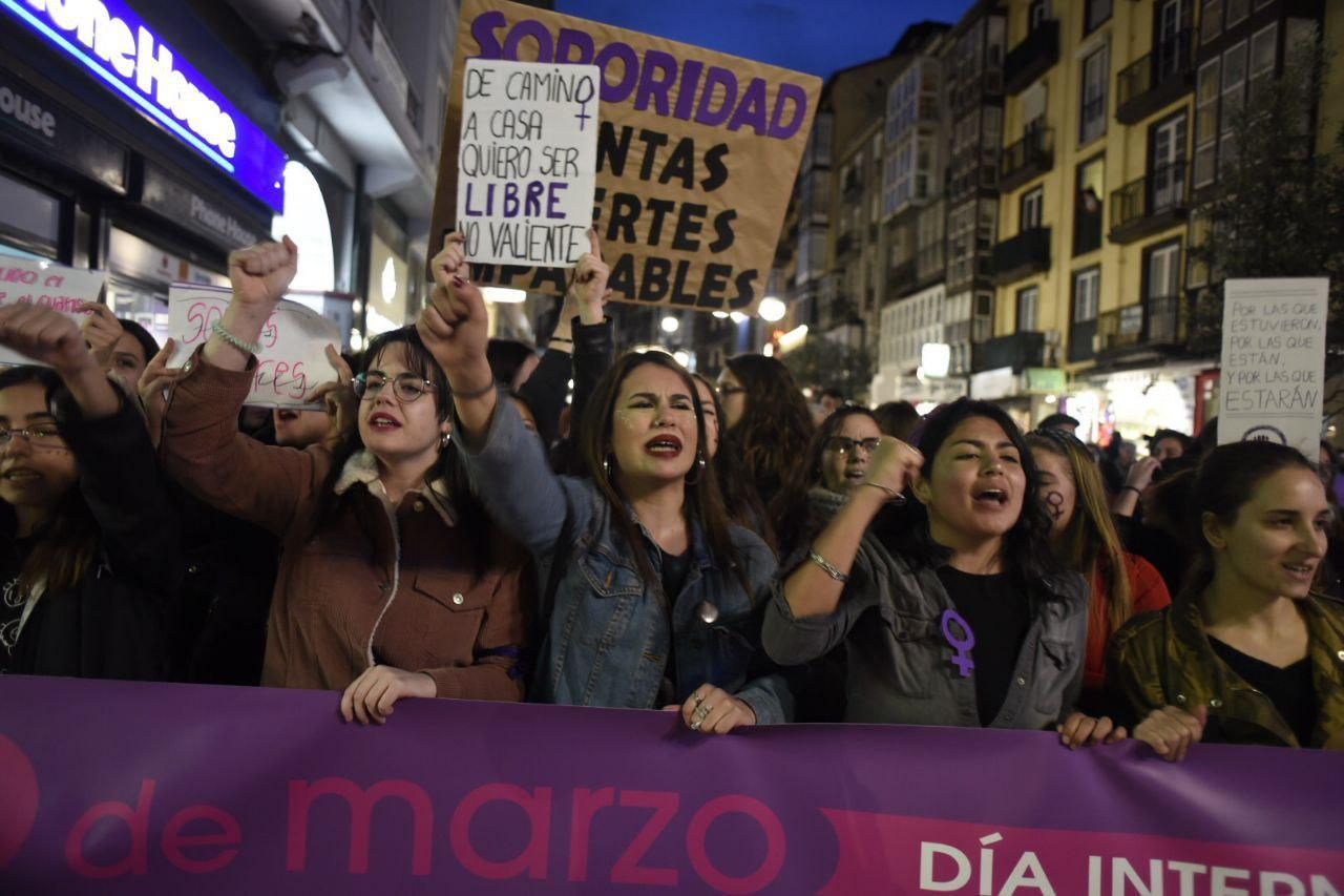 La participación en la manifestación del 8M en Santander ha sido histórica. | JOAQUÍN GÓMEZ SASTRE