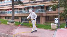 Momento en que se procede a desinfectar la residencia Cardenal Marcelo, en Valladolid.