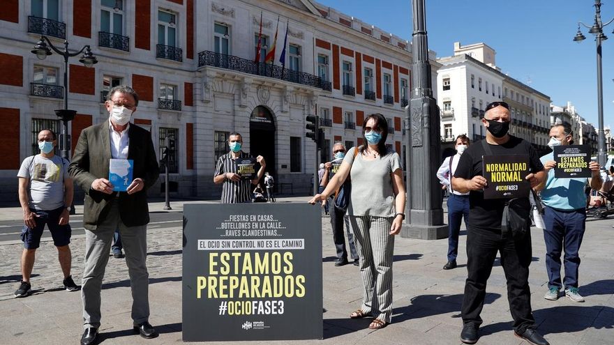 Integrantes de la Asociación de empresarios de ocio nocturno de la Comunidad de Madrid (Noche Madrid), durante un concentración este miércoles ante la Real Casa de Correos, Puerta del Sol, para reclamar la apertura de sus locales al Gobierno regional, al que entregaron un documento de medidas de prevención contra la COVID-19.