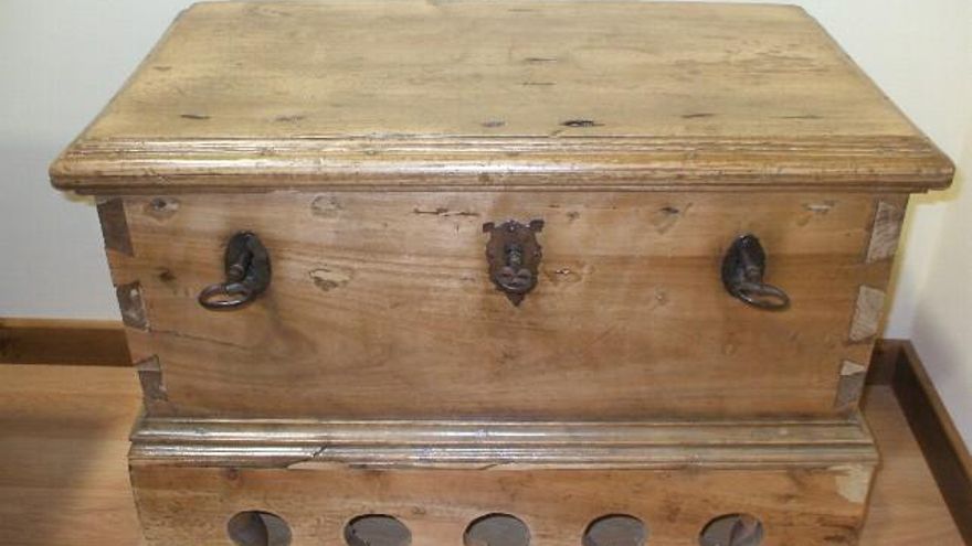 Arca de tres llaves de la Comunidad de Regantes de la Presa de la Vega de Abajo de Vecilla de la Vega.