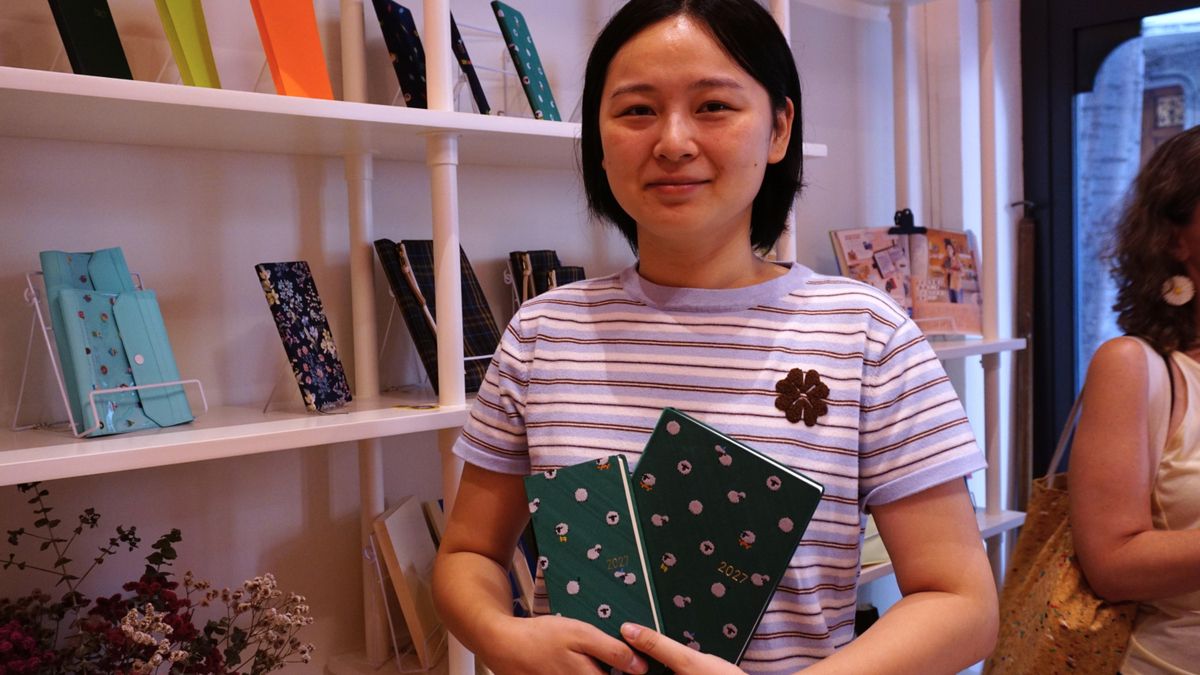 Jingjing, propietaria de la tienda Entropía de Barcelona con las agendas de la colección Bow and Tie de Hobonichi 2027
