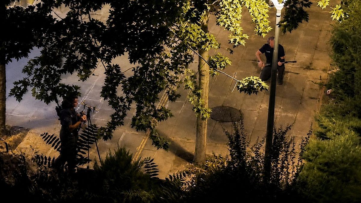 Dos agentes rurales con armas largas, tras disparar para abatir jabalíes la madrugada del pasado viernes en el barrio de Vallvidrera.