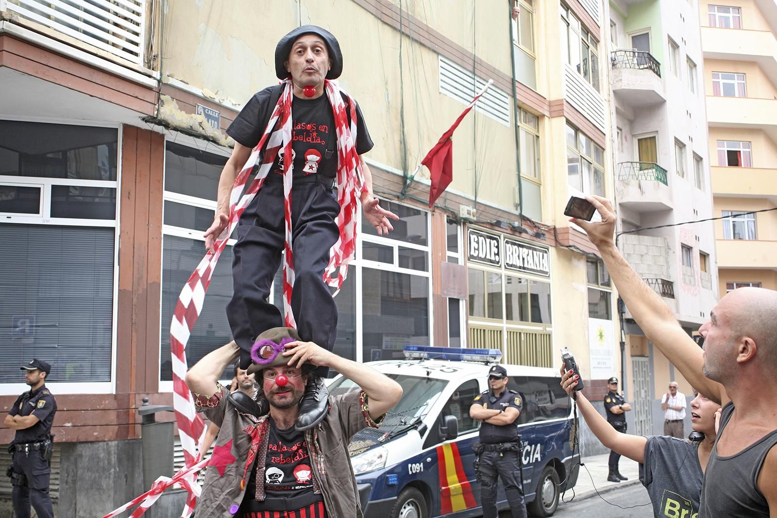 Performance frente al Consulado de Marruecos de Pallasos en Rebeldía (ALEJANDRO RAMOS)