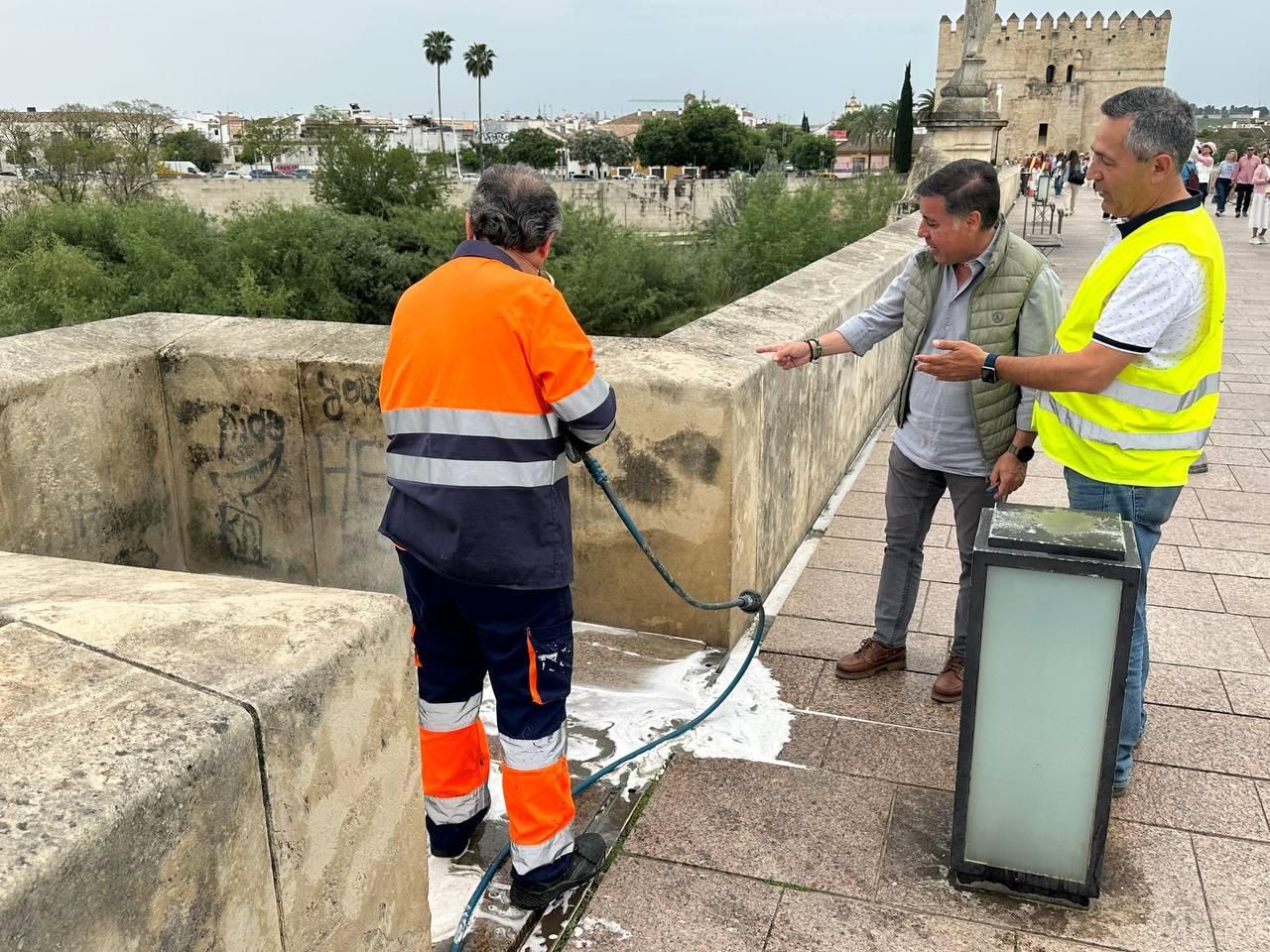 Sadeco limpia las pintadas del Puente Romano