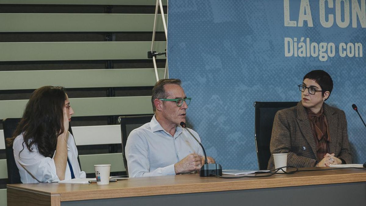 Elisa Reche, directora de elDiario.es Región de Murcia, junto a la dramaturga Elena Mateo Galindo y Gabriel Martínez Navarro, sobrino de Ángeles Martínez Gómez, internada en la prisión provincial de Murcia entre julio de 1939 y enero de 1942
