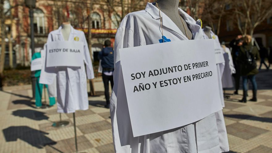 Profesionales sanitarios colocan maniquíes con carteles como signo de protesta durante el inicio de una huelga indefinida y completa convocada para más de 5.000 médicos de Atención Primaria de la Comunidad de Madrid, en Madrid, (España), a 10 de marzo de 2021.