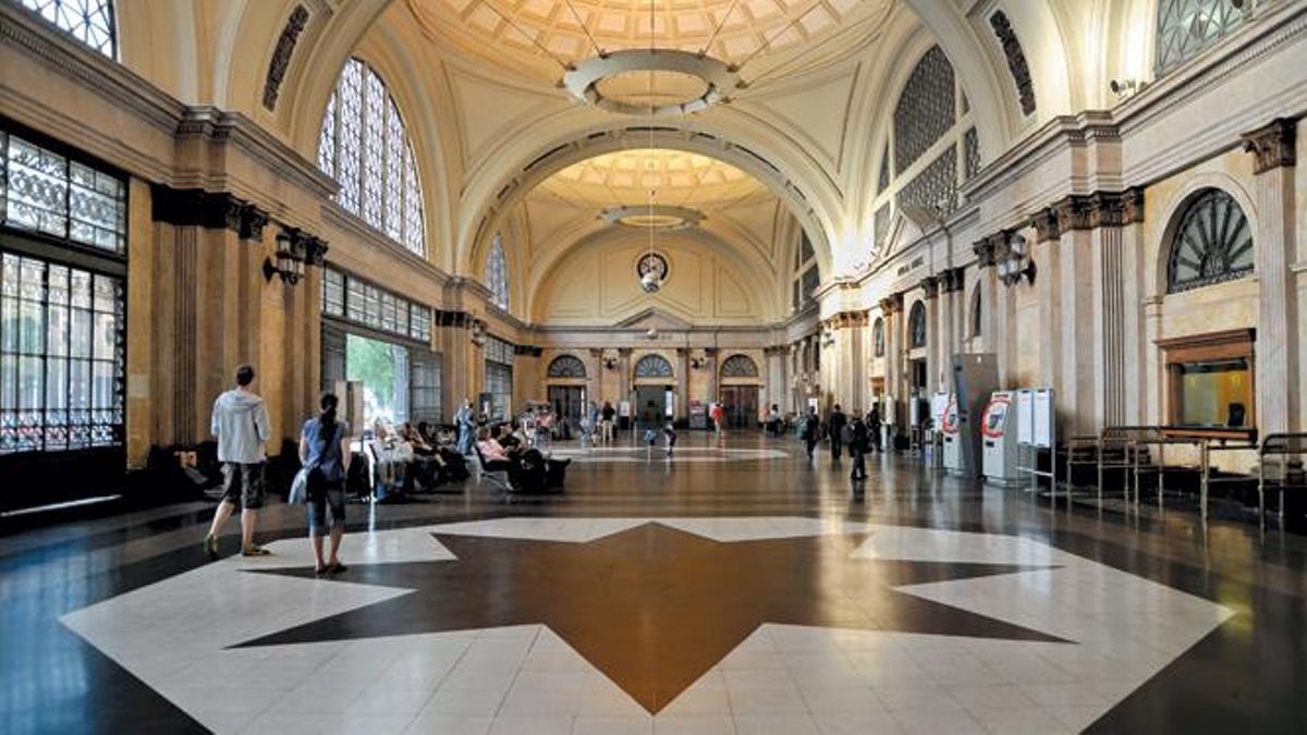 La estación de tren de Barcelona inaugurada por Alfonso XIII que muchos comparaban con la de Orsay de París