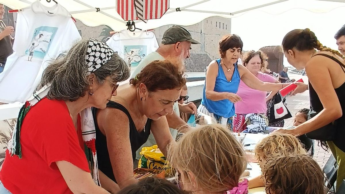 Taller de Cometas por Gaza en Las Palmas de Gran Canaria.