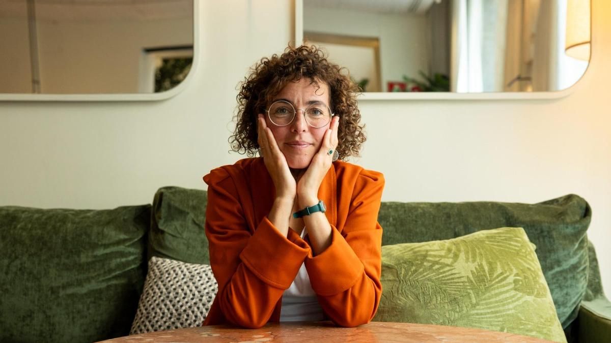 La economista Clara Mattei posa para elDiario.es en el Hotel Regina de Barcelona