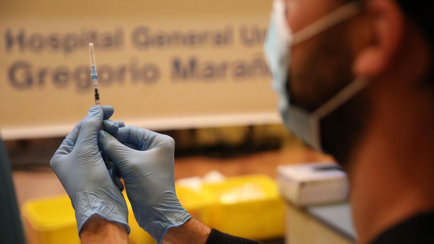 Un sanitario prepara una vacuna contra el coronavirus, en el dispositivo puesto en marcha en las instalaciones del Hospital General Universitario Gregorio Marañón, a 20 de agosto de 2021, en Madrid (España).