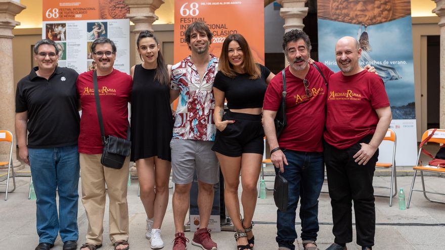 El mago Woody enseña sus cartas como director del musical "El aroma de Roma"