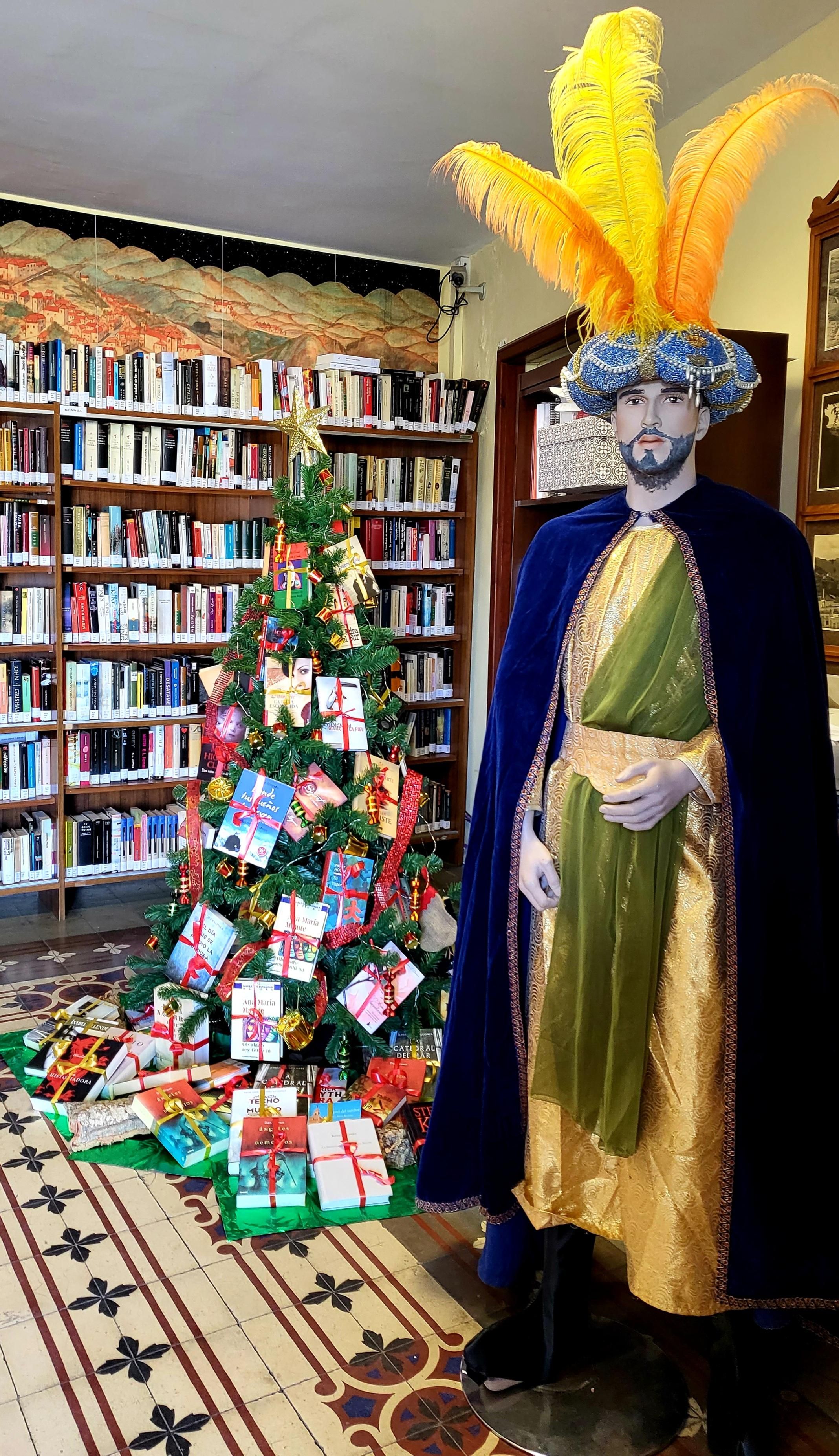 El 'Árbol de los Deseos Solidarios' recibe a los visitantes de la Real Cosmológica.