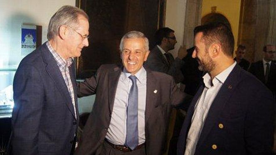 El alcalde de León, Emilio Gutiérrez, con represenantes del CEL ayer jueves.