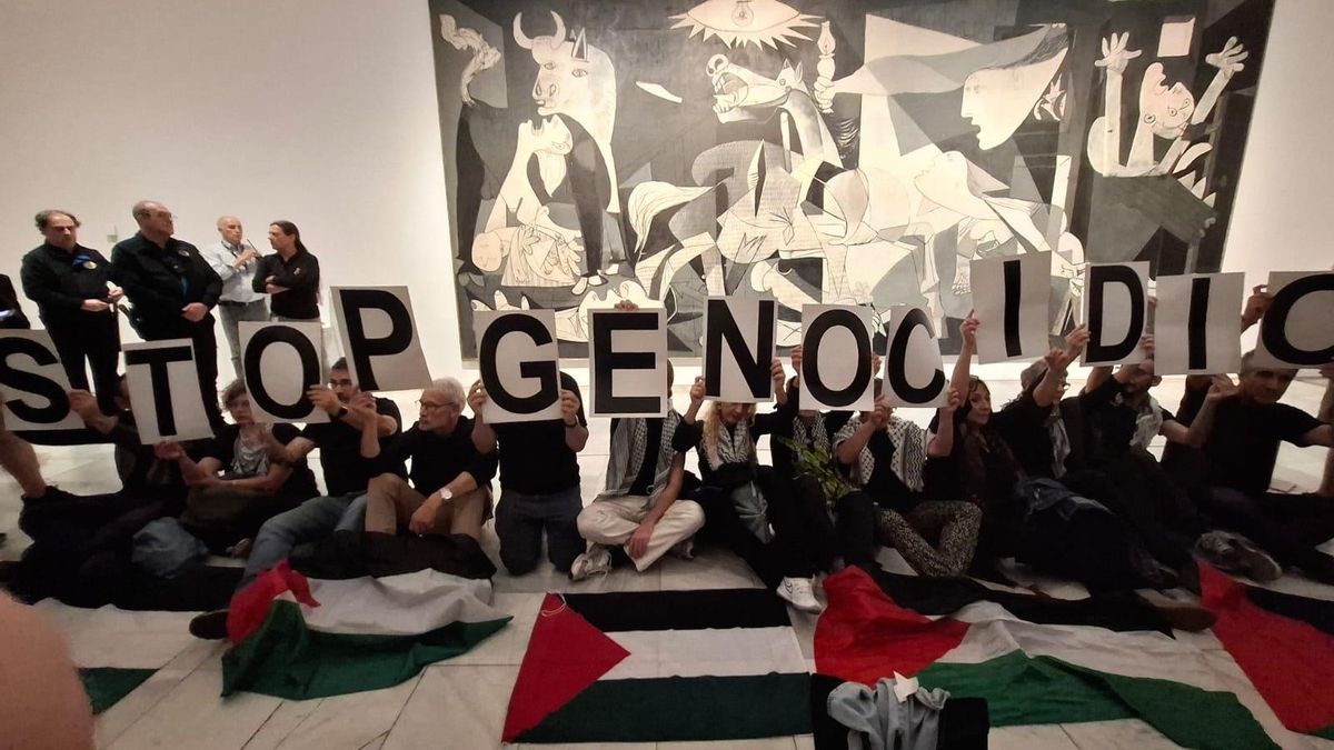 Activistas denuncian frente al 'Guernica' que el genocidio en Gaza no ha parado: "Sin justicia no puede haber paz"