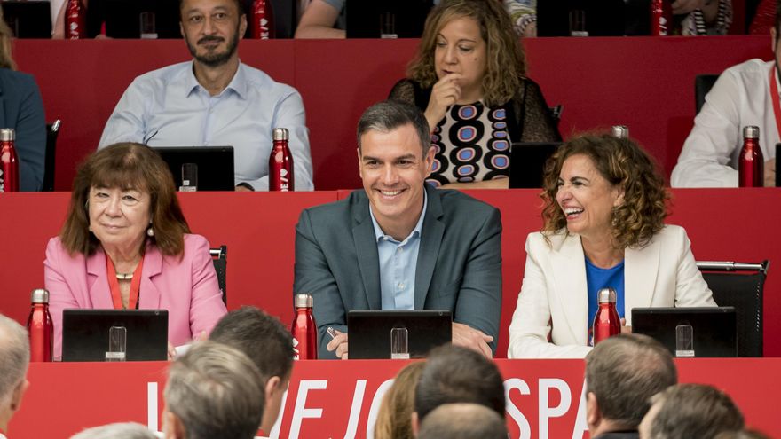 El PSOE alerta de un "sábado negro" por los pactos en ayuntamientos de PP y Vox: "Es la brutalidad política contra la mujer”