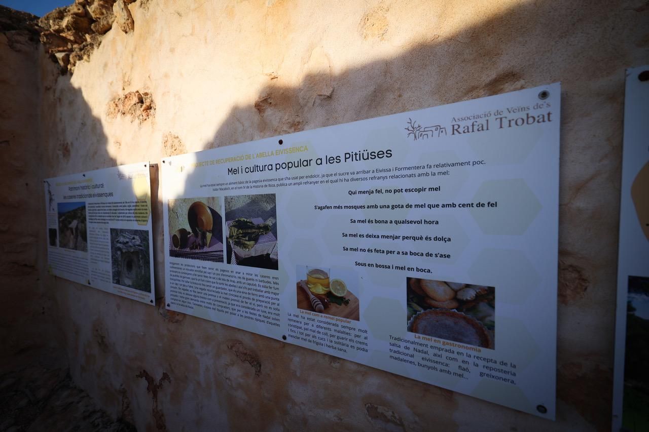 La elaboración de miel y de licor de hierbas se ha convertido en una fuente de ingresos para la asociación