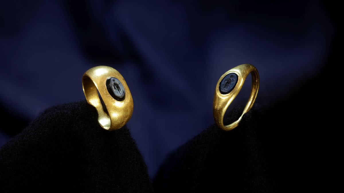 imagen de los anillos romanos de hace dos mil años encontrados por la Sociedad de Ciencias Aranzadi a ambos lados de los Pirineos.