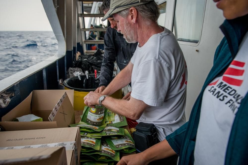 Tras el rescate, el personal de MSF prepara comida para las personas a bordo de la embarcación. Esta es probablemente la primera comida caliente que han comido en días. Fotografía: Gabriele François Casini / MSF