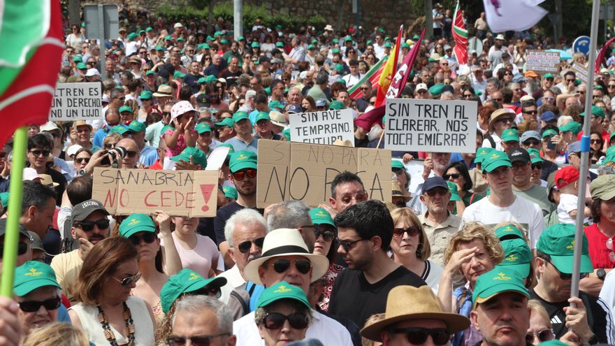 Zamora se aferra al AVE como tren de futuro: miles de personas contra el cierre de paradas