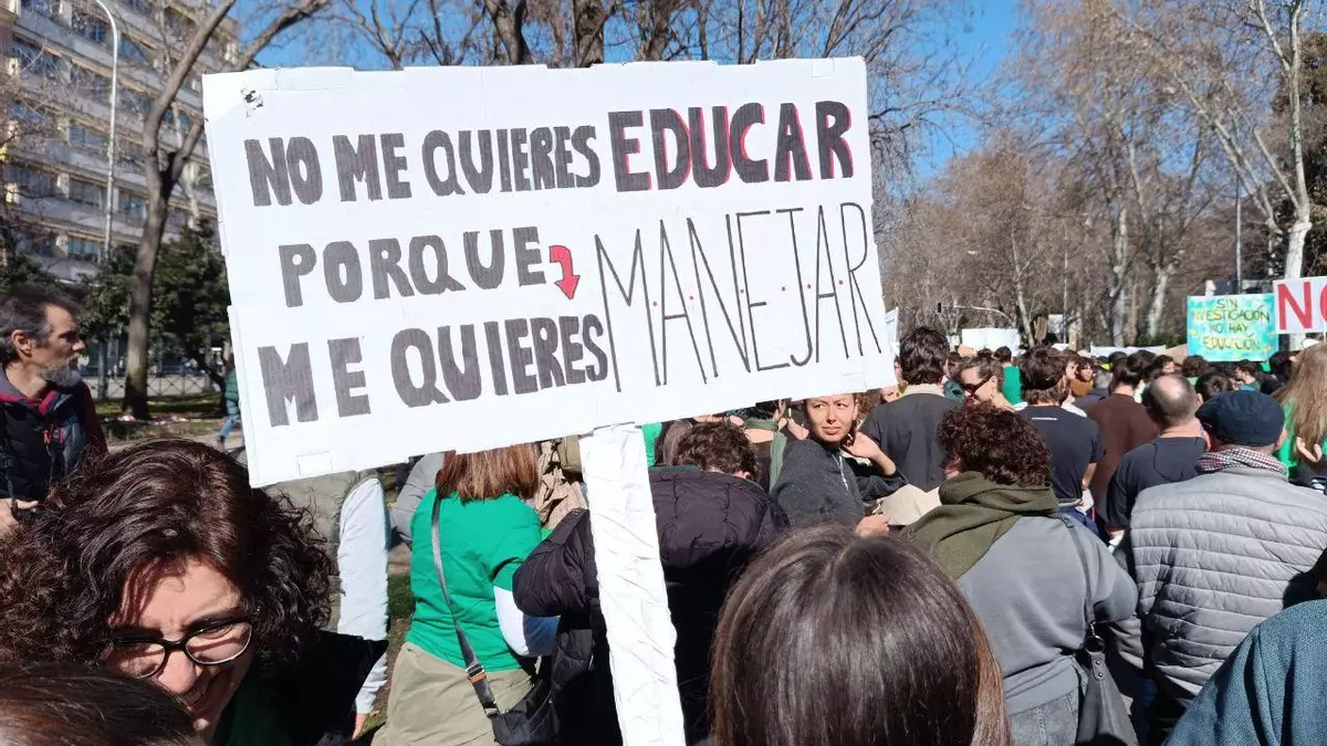 Pancarta en la manifestación a favor de la educación pública en Madrid, a 23 de febrero de 2025 Guillermo Martínez