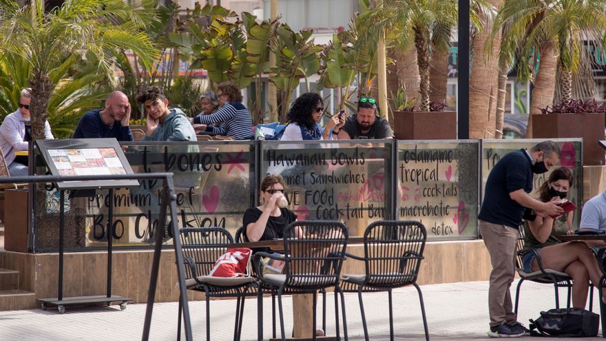 Turistas en una terraza en Palma de Mallorca. EFE/ Atienza/Archivo