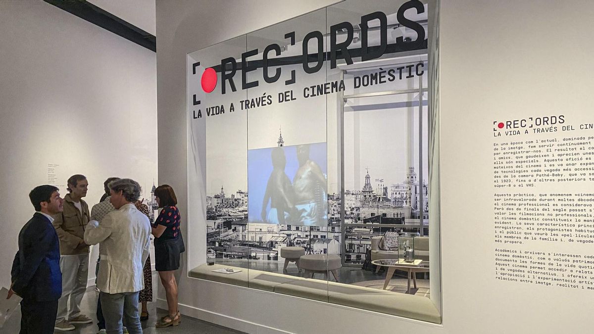CaixaForum València presenta la exposición [Rec]uerdos. La vida a través del cine doméstico, que analiza las razones por las que nos filmamos y la evolución de la tecnología desde los primeros tomavistas hasta los móviles actuales.