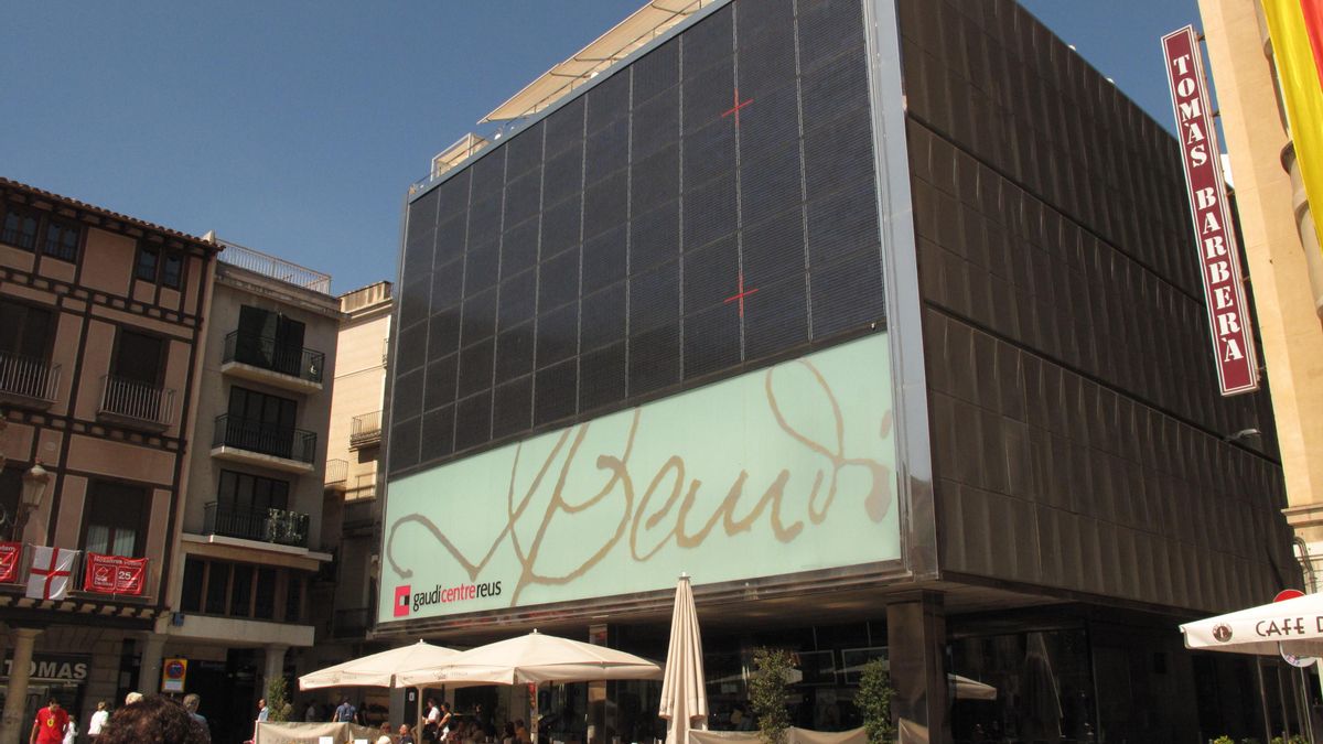 Reus, ciudad natal de Gaudí, inaugura un mural en su honor por el centenario de su muerte