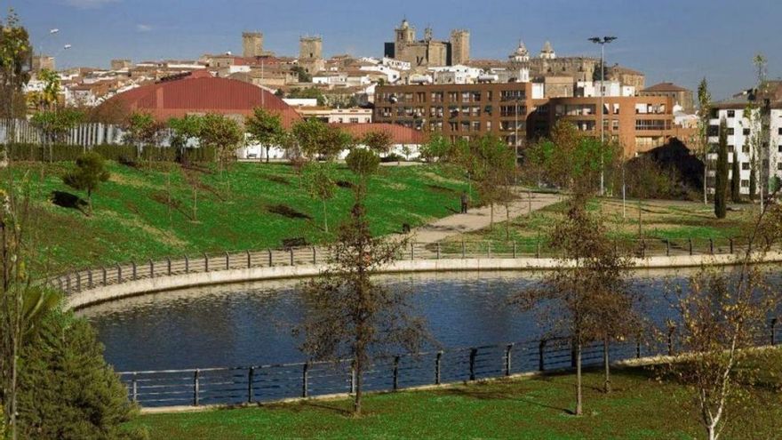 El ayuntamiento de Cáceres limpiará el lago del parque de El Rodeo, cuyo géiser dio positivo en legionela