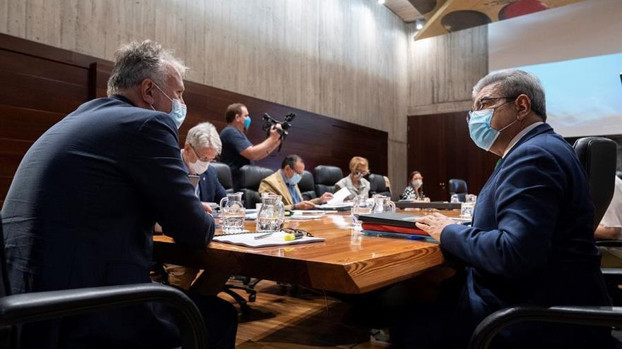El presidente de Canarias, Ángel Víctor Torres, (iz) preside la reunión del Consejo de Gobierno  junto al consejero de Hacienda, Presupuestos y Asuntos Europeos, Román Rodríguez (d). EFE/Miguel Barreto