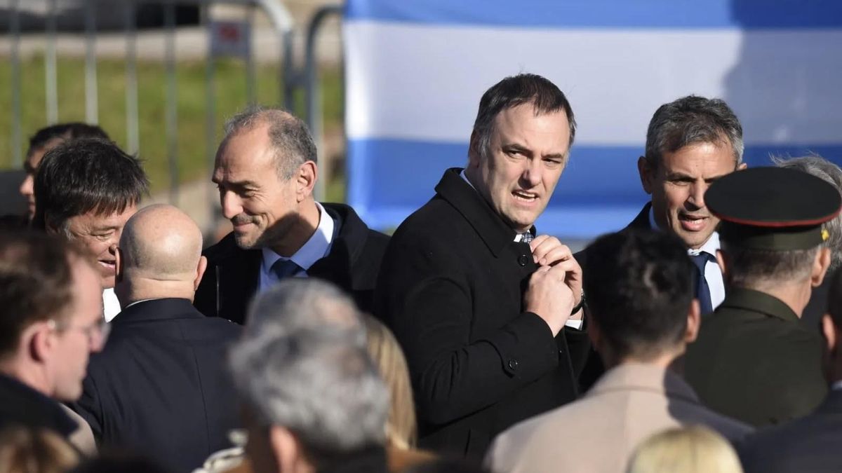Manuel Adorni, entre los Menem, Lule y Martín.