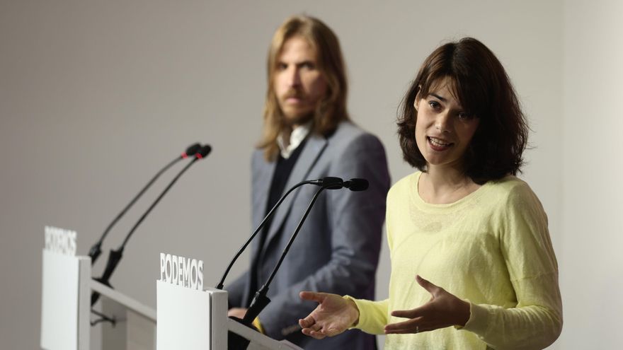 Los portavoces de Podemos Pablo Fernández e Isa Serra, ofrecen una rueda de prensa en la sede de Podemos, a 18 de octubre de 2021, en Madrid (España).