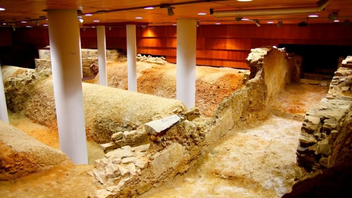 Cripta en Astorga con el doble foso de la muralla romana original del campamento de la Legio X Gemina