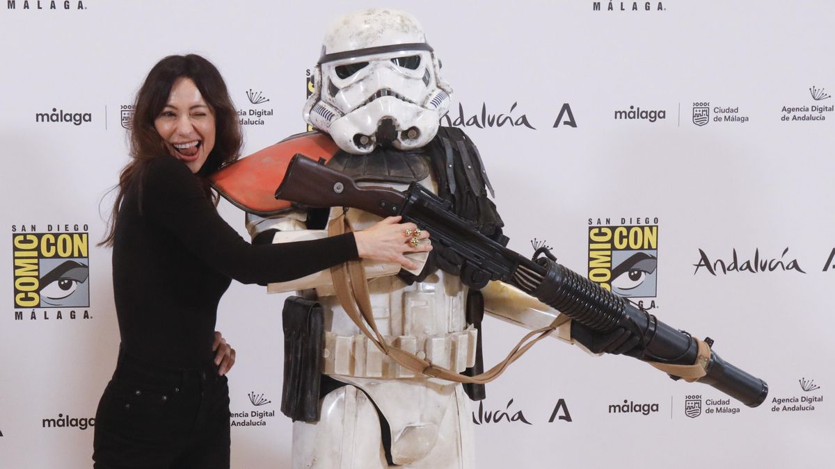 La actriz Natalia Verbeke posa con un Guardia Imperial