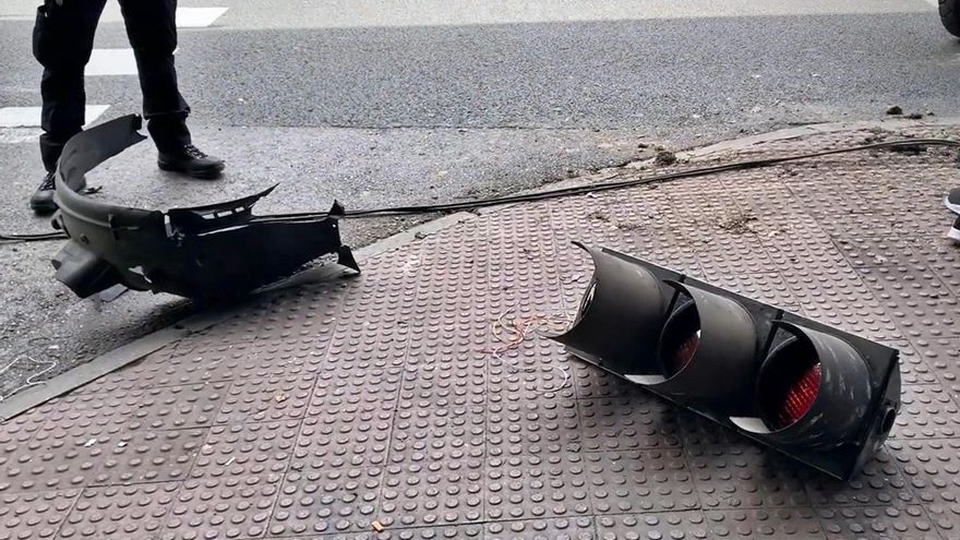 Atropella a una peatona y se da a la fuga dejándose la matrícula del coche