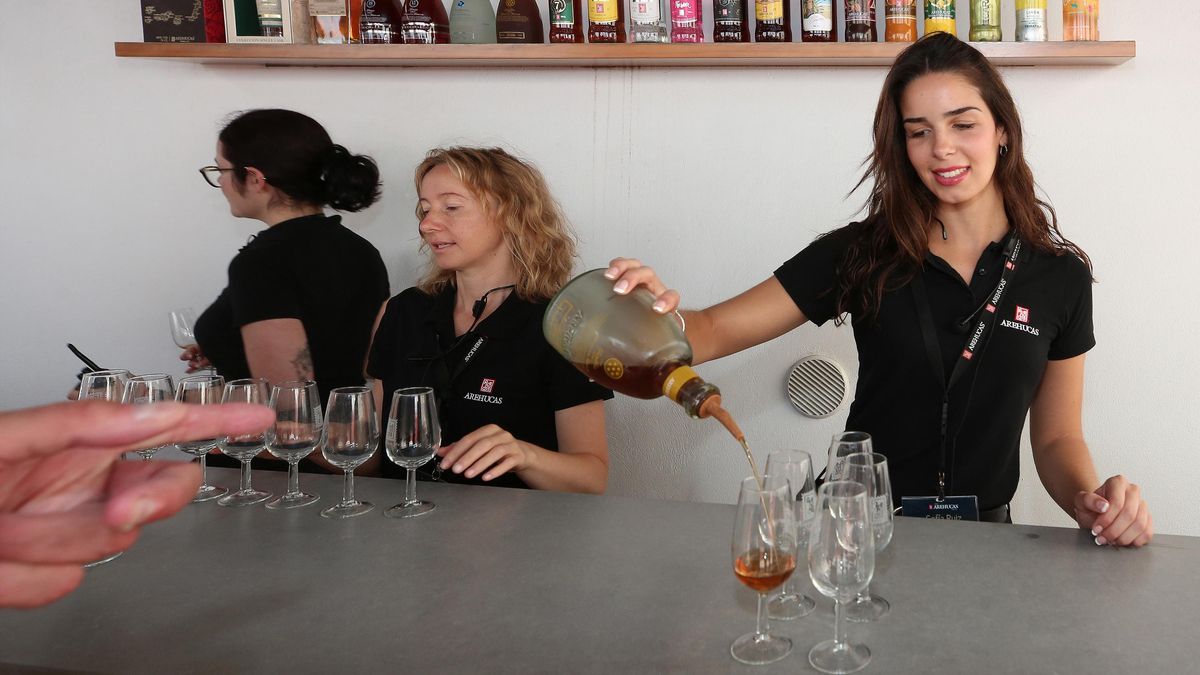 Trabajadoras en la degustación de productos Arehucas