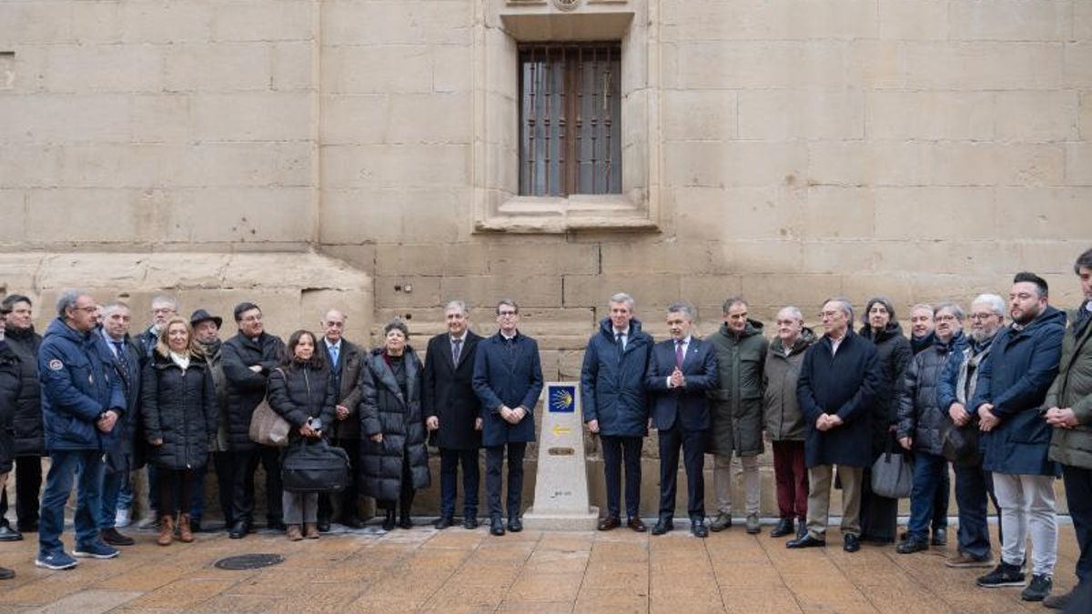 Foto de grupo en la inauguración del monolito simbólico en Logroño