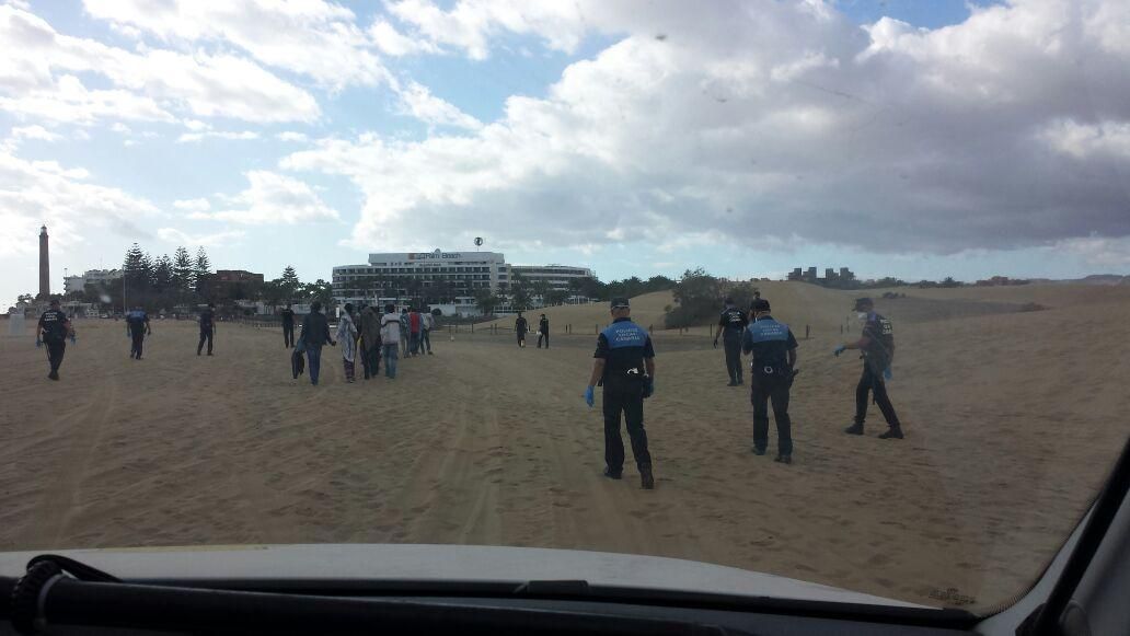 Los inmigrantes que llegaron en patera a la costa de Gran Canaria fueron trasladados en un camión del servicio de limpieza.