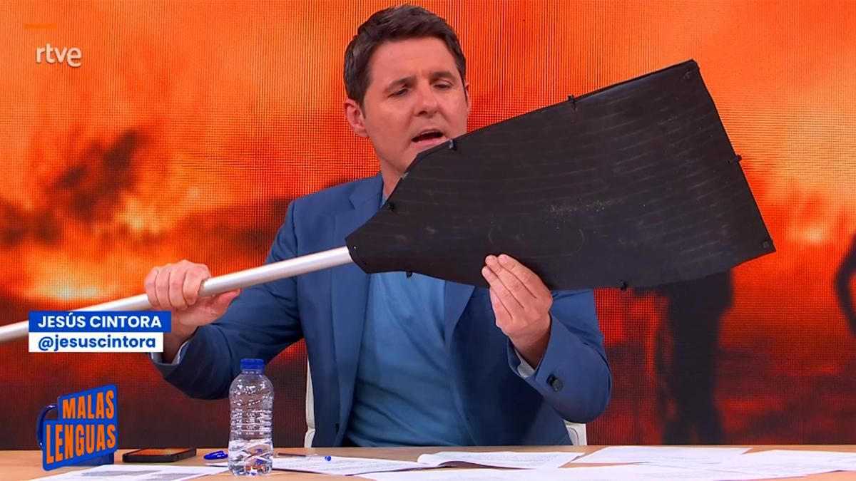Jesús Cintora sacó un batefuegos en 'Malas lenguas' para denunciar la falta de medios contra los incendios