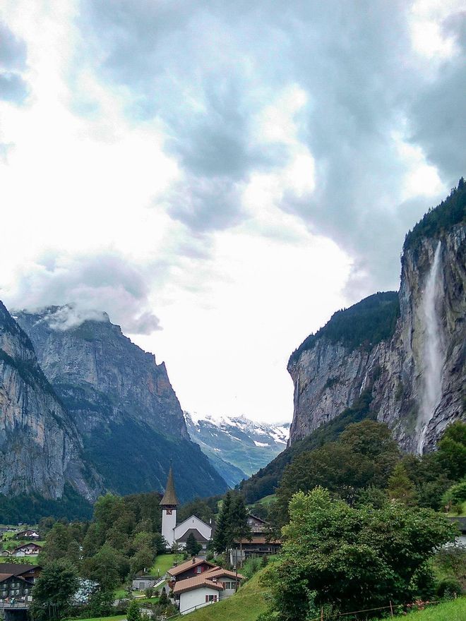 Paredes de piedra y cascadas de aguas glaciares. La seña de identidad de Lauterbrunnen.